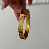 Clover handcuff